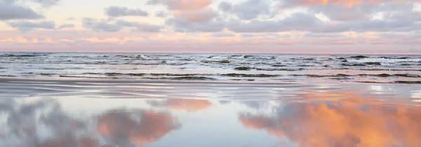Panoramatický Výhled Baltské Moře Písčitého Pobřeží Jasná Zapadající Obloha Barevné — Stock fotografie