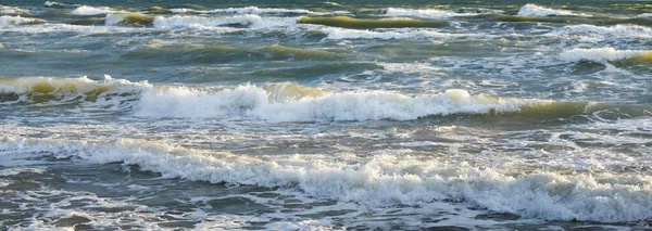 日没の雷雨の後 バルト海 ラトビアのベントスピルス カラフルな輝く雲 波と水が飛び散った 壮大な海の景色 サイクロン 悪天候 気象学 生態学 — ストック写真