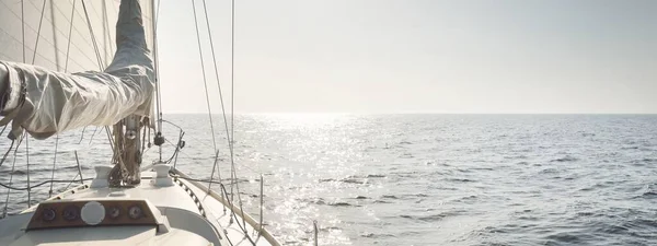 Белый Шлюп Оборудовал Яхту Плывущую Открытом Море Закате Чистое Небо — стоковое фото