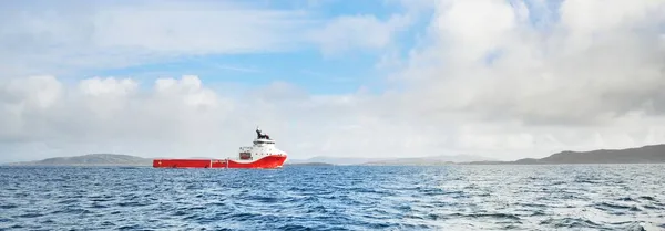 Remolcador Rojo Pesado Frente Costa Del Mar Del Norte Noruega — Foto de Stock