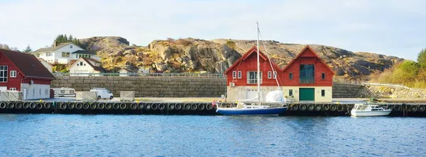노르웨이 지방의 마을에 부두에는 모터보트 돛단배 어선등이 있었다 전통적 목적지 — 스톡 사진