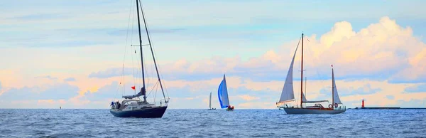 Voilier Gréé Sloop Bleu Voilier Vintage Deux Mâts Bois Bâillement — Photo