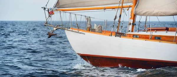 Starý Drahý Dvoustěžňový Plachetnice Yawl Zblízka Plachtění Otevřeném Moři Během — Stock fotografie