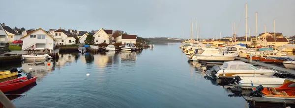 游艇码头的全景 挪威Rogaland的Stavanger 戏剧化的天空自然 旅游目的地 休闲活动 — 图库照片