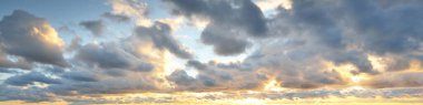 Açık mavi gökyüzü. Pembe ve altın rengi sirrus ve kümülüs bulutları fırtına üstüne, yumuşak güneş ışığı. Dramatik gün batımı bulutları. Meteoroloji, cennet, barış, grafik kaynakları, pitoresk panoramik manzara