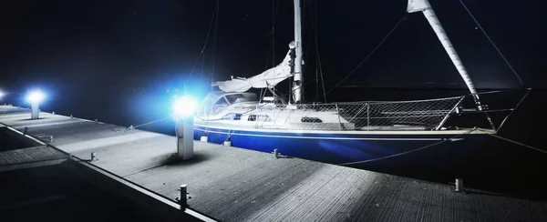 Синяя Шлюп Оборудованная Яхта Пришвартована Пирсу Гавани Ночью Ясное Сумеречное — стоковое фото