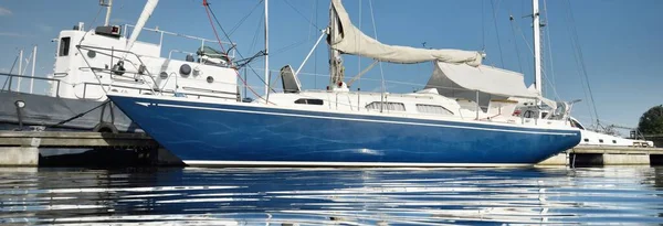 Clássico Sloop Azul Equipado Iate Ancorado Marina Com Uma Cobertura — Fotografia de Stock
