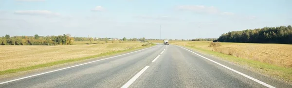 Tom Motorväg Genom Fälten Klar Dag Varmt Solljus Klarblå Himmel — Stockfoto