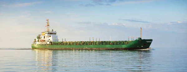 Gran Barco Carga Verde Navegando Mar Abierto Atardecer Nubes Brillantes —  Fotos de Stock