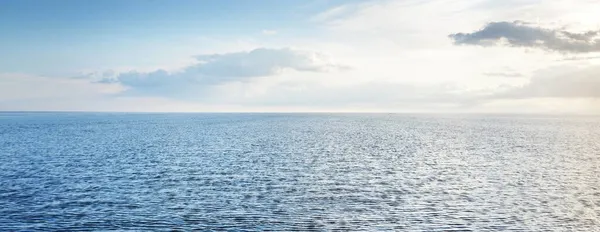 Cielo Azul Claro Con Cirros Cúmulos Sobre Mar Báltico Atardecer — Foto de Stock