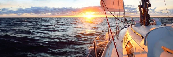 Yate Navegando Mar Abierto Atardecer Vista Cerca Cubierta Mástil Velas — Foto de Stock