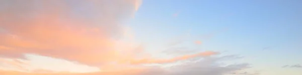 Cielo Blu Chiaro Scintillanti Cirri Rosa Dorato Nuvole Cumulus Dopo — Foto Stock