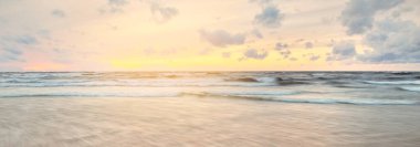 Danimarka 'da fırtınadan sonra, Baltık Denizi' nin üzerinde destansı renkli, parlayan günbatımı bulutları. Kumlu sahilden bir manzara. Dramatik deniz manzarası. Kavramsal görüntü, uzun pozlama. Resim gibi bir manzara.