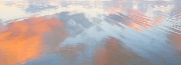 Orilla Del Mar Atardecer Cielo Azul Claro Nubes Rosadas Brillantes — Foto de Stock