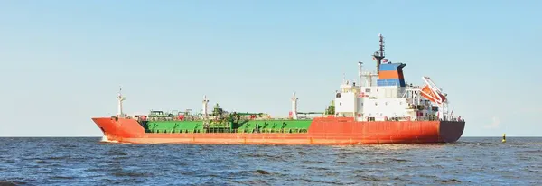 유조선 화물선 발트해 연안을 항해하고 라트비아의 리가만 가벼운 글로벌 커뮤니케이션 — 스톡 사진