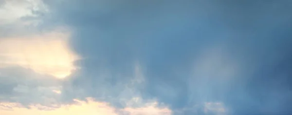 Heldere Lucht Gloeiende Cirrus Cumulus Wolken Storm Zacht Zonlicht Dramatische — Stockfoto
