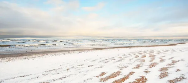 日落时从白雪覆盖的波罗的海海岸看到的风景 拉脱维亚里加湾 五彩斑斓的云彩 变化无常的天气 波浪和水花四溅 冬季旅游 全球变暖主题 — 图库照片
