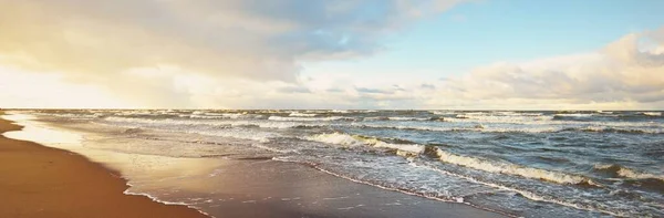 Baltık Denizi Nin Üzerindeki Renkli Günbatımı Bulutları Kışın Kasırga Dramatik — Stok fotoğraf