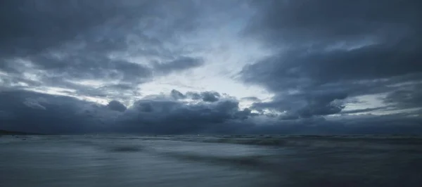 Dark Storm Sky Baltic Sea Waves Water Splashes Dramatic Cloudscape — Stock Photo, Image