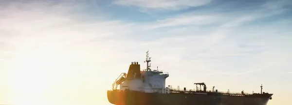 Velký Černý Tanker Plující Otevřeném Moři Europortu Při Západu Slunce — Stock fotografie