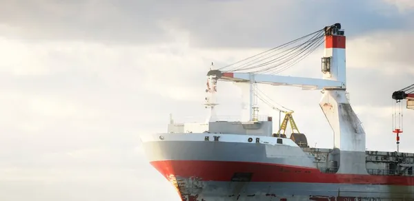 Velká Nákladní Jeřábová Loď Plující Otevřeném Moři Pod Dramatickou Bouřlivou — Stock fotografie