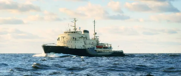 劇的な日没の雲の下で開かれた海でのソ連の砕氷船 貨物輸送 グローバル通信と安全保障 燃料と発電 — ストック写真