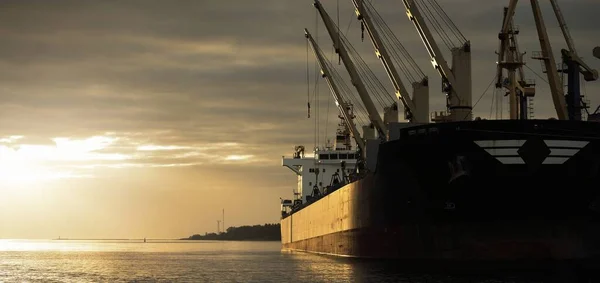 Gran Buque Carga Granelero Anclado Puerto Atardecer Cerca Grúas Fondo — Foto de Stock