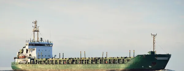 Groot Groen Vrachtschip Varen Een Open Zee Bij Zonsondergang Kleurrijke — Stockfoto