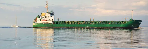 Gran Buque Carga Verde Velero Blanco Catamarán Navegando Mar Caribe —  Fotos de Stock