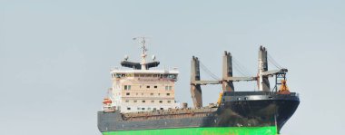 Baltık Denizi 'nden Letonya' nın Riga limanına giden büyük bir yük gemisi (yük vinci gemisi). Yattan bir manzara. Küresel iletişim, lojistik, endüstri, nakliye