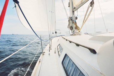 Açık denizde, açık bir günde beyaz bir yat. Güverteden pruvaya, direğe ve yelkenlilere kadar bir manzara, ekipmanları yakın çekimde donatmak. Yaz Atlantik 'i İspanya ve Afrika yakınlarında geçiyor.