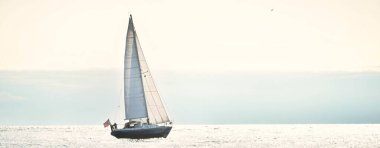 Açık bir Baltık Denizi 'nde, açık bir günde, yakın planda mavi yelkenli yelkenli yelkenli. Riga Körfezi, Letonya. Gezi, spor, eğlence, boş zaman aktiviteleri.