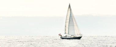 Açık bir Baltık Denizi 'nde, açık bir günde, yakın planda mavi yelkenli yelkenli yelkenli. Riga Körfezi, Letonya. Gezi, spor, eğlence, boş zaman aktiviteleri.