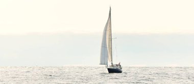 Açık bir Baltık Denizi 'nde, açık bir günde, yakın planda mavi yelkenli yelkenli yelkenli. Riga Körfezi, Letonya. Gezi, spor, eğlence, boş zaman aktiviteleri.