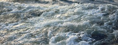 Fırtınadan sonra Baltık Denizi, su yüzeyi dokusu. Destansı deniz manzarası. Kasırga, fırtına, sert hava, meteoroloji, ekoloji, iklim değişikliği, doğal olaylar