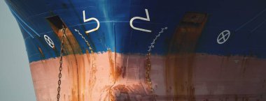 Cebelitarık Boğazı 'nda demirli büyük mavi bir kargo gemisi. Yattan bir manzara, çapa zincirinin yakın çekimi. Yaz Atlantik 'i İspanya ve Afrika' ya doğru gidiyor. Yük taşımacılığı, küresel iletişim teması