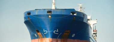 Cebelitarık Boğazı 'nda demirli büyük mavi bir kargo gemisi. Yat manzaralı, yakın plan. Yaz Atlantik 'i İspanya ve Afrika' ya doğru gidiyor. Yük taşımacılığı, lojistik, küresel iletişim teması