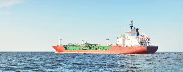 Grote Tanker Vrachtschip Varen Een Open Oostzee Close Riga Baai — Stockfoto