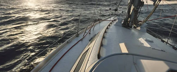 Yacht Che Naviga Mare Aperto Tramonto Vista Ravvicinata Dal Ponte — Foto Stock