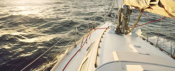 日落时 游艇在开阔的海面上航行 从甲板到船头 桅杆和船帆的近景 多灾多难的天空 冬季气旋 恶劣的天气 史诗般的海景挪威北海 — 图库照片