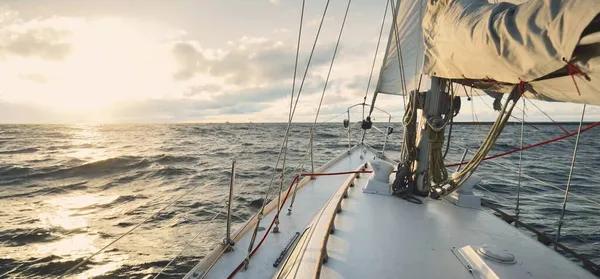 Yacht Seglar Ett Öppet Hav Vid Solnedgången Närbild Från Däck — Stockfoto