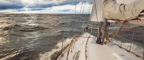 冬の日に開かれた海でヨットセーリング デッキから弓 マスト 帆へのクローズアップビュー 劇的な嵐の空 暗い雲 壮大な海の景色 ノルウェー — ストック写真
