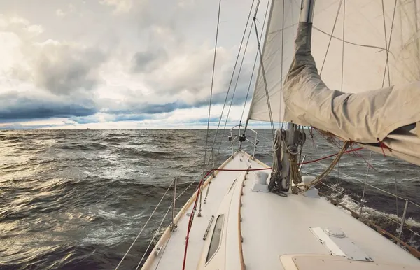 冬の日に開かれた海でヨットセーリング デッキから弓 マスト 帆へのクローズアップビュー 嵐の後 劇的な空 明るい雲 壮大な海の景色 ノルウェー — ストック写真