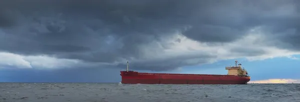 Gran Buque Carga Rojo Navegando Mar Abierto Bajo Oscuro Cielo — Foto de Stock