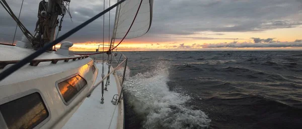 Yacht Berlayar Laut Terbuka Pada Hari Musim Dingin Saat Matahari — Stok Foto