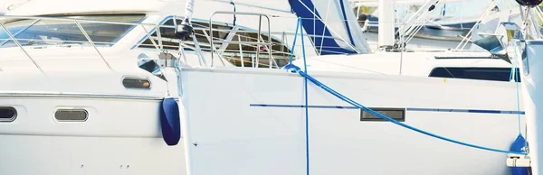 白いモダンなセーリングボート レンタル用 晴れた夏の日にヨットマリーナの桟橋に係留されました スポーツとレクリエーションのテーマ スウェーデン — ストック写真