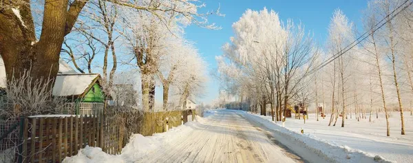 Geleneksel Ahşap Evlerin Olduğu Köyde Karla Kaplı Köy Yolu Kış — Stok fotoğraf