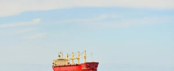 Grande Graneleiro Vermelho Navio Carga Com Guindastes Navegando Mar Aberto — Fotografia de Stock