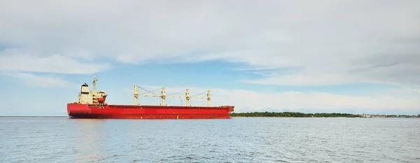 Kapal Induk Merah Besar Kapal Kargo Dengan Sebuah Crane Berlayar — Stok Foto