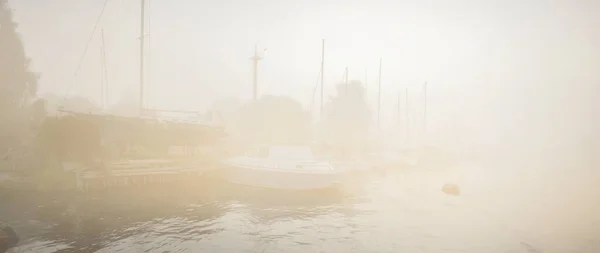 Barcos Vela Amarrados Muelle Una Espesa Niebla Blanca Mañana Amanecer — Foto de Stock